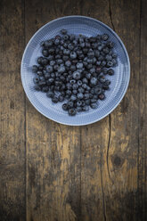 Schale mit Blaubeeren auf Holz - LVF001897