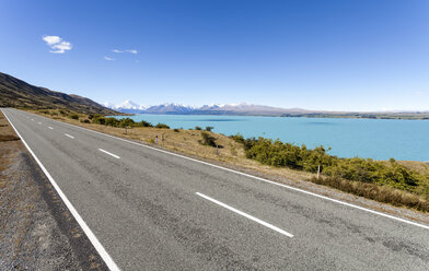 Neuseeland, Südinsel, Lake Pukaki, leere Straße - WVF000649