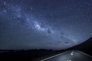 New Zealand, South Island, starry sky, milkyway at Lake Pukaki by night - WVF000651
