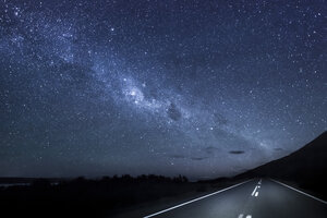 Neuseeland, Südinsel, Sternenhimmel, Milchstraße am Lake Pukaki bei Nacht - WVF000651