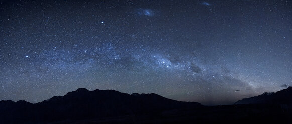 New Zealand, starry sky, milkyway at night - WVF000652