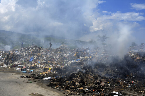 Haiti, Port-au-Prince, Menschen suchen auf informellen Müllhalden nach brauchbaren Dingen - FLK000447