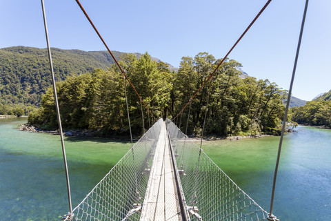 Neuseeland, Südinsel, Milford Sound, Fiordland National Park, Milford Track, Drehbrücke über Fluss, lizenzfreies Stockfoto