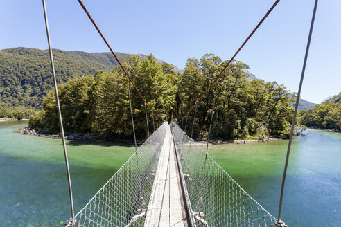 Neuseeland, Südinsel, Milford Sound, Fiordland National Park, Milford Track, Drehbrücke über Fluss - WV000661