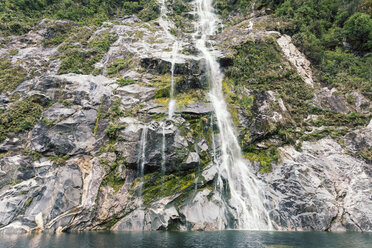 Neuseeland, Südinsel, Milford Track, Milford Sound, Wasserfall - WV000671