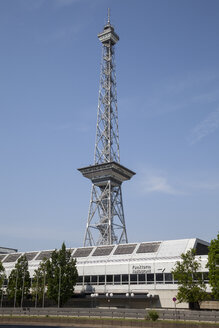 Deutschland, Berlin, Westend, Blick auf Funkturm mit Messehalle im Vordergrund - WIF001062