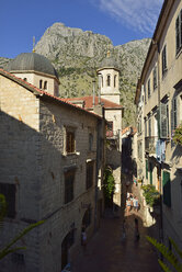 Montenegro, Crna Gora, Kotor, Touristen in der historischen Altstadt - ES001396