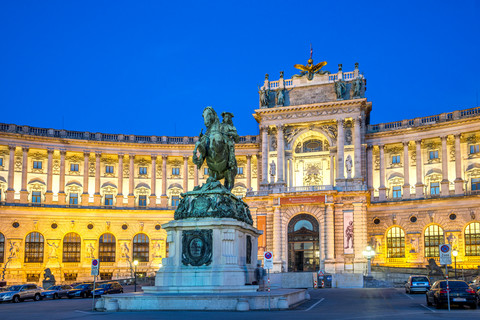 Österreich, Wien, Nationalbibliothek mit Reiterstandbild zur blauen Stunde, lizenzfreies Stockfoto