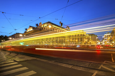 Österreich, Wien, Opernplatz mit vorbeifahrender Straßenbahn zur blauen Stunde - PUF000077