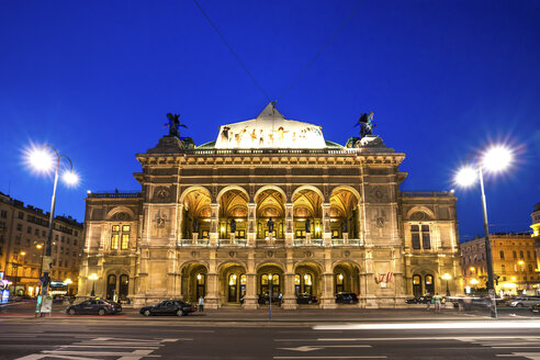 Österreich, Wien, Opernhaus zur blauen Stunde - PU000078