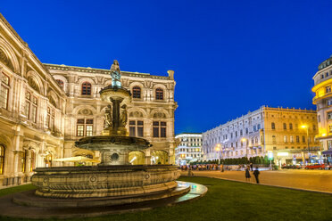 Österreich, Wien, Springbrunnen am Opernplatz zur blauen Stunde - PUF000079