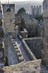 Portugal, Lissabon, Mauerspaziergänge im Castelo de Sao Jorge - FLKF000438