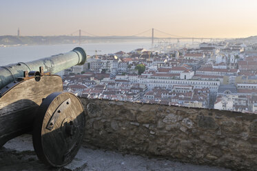 Portugal, Lissabon, Kanone im Castelo de Sao Jorge - FLKF000440