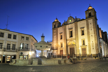 Portugal, Alentejo, Evora, Praca do Giraldo und Stiftskirche am Abend - FLKF000441