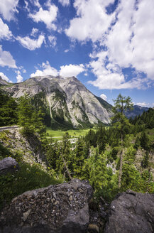 Österreich, Tirol, Karwendelgebirge, Blick zur Engalm - THAF000712