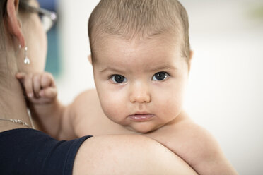 Portrait of baby girl on mother's shoulder - ROMF000019