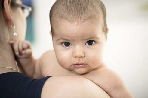 Porträt eines kleinen Mädchens auf der Schulter der Mutter - ROMF000019
