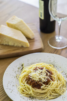 Spaghetti Bolognese mit geriebenem Parmesankäse - ABAF001485