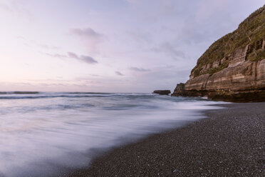 Neuseeland, Südinsel, Punakaiki, Sonnenuntergang über dem Strand - WV000733