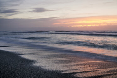 Neuseeland, Südinsel, Punakaiki, Sonnenuntergang über dem Strand - WV000734