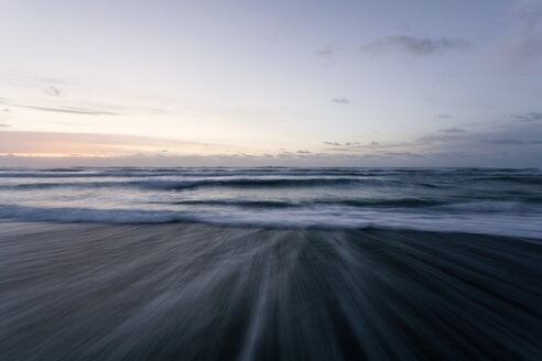 Neuseeland, Südinsel, Punakaiki, Sonnenuntergang über dem Strand - WV000736