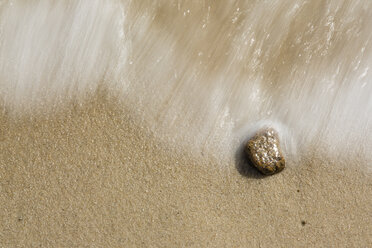 Kieselstein und Welle am Sandstrand - SRF000788