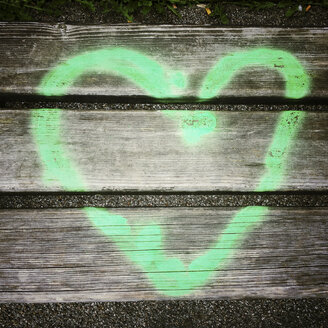Grünes Herz auf Parkbank gesprüht - SARF000839