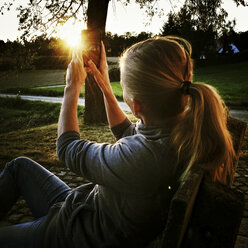 Woman photographing sunset - SARF000832