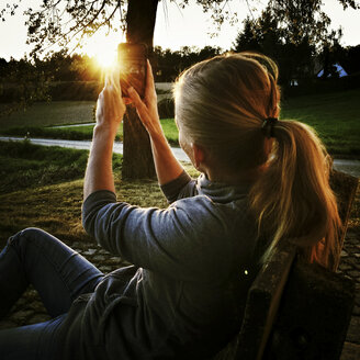 Frau fotografiert Sonnenuntergang - SARF000832