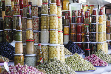 Marokko, Marrakesch, eingelegtes Gemüse auf dem Souk - RIM000300