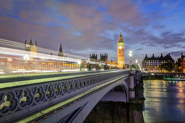 Vereinigtes Königreich, England, London, Themse, Westminster Bridge, Big Ben und Palace of Westminster im Abendlicht - PAF000929