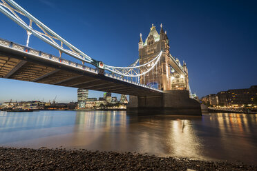 United Kingdom, England, London, River Thames, Tower Bridge in the evening light - PAF000933