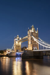 Vereinigtes Königreich, England, London, Fluss Themse, Tower Bridge im Abendlicht - PAF000935