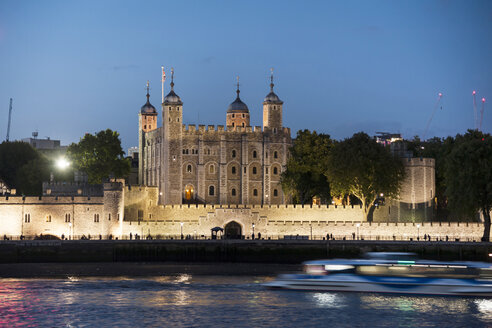 Vereinigtes Königreich, England, London, Fluss Themse, Tower of London im Abendlicht - PA000936