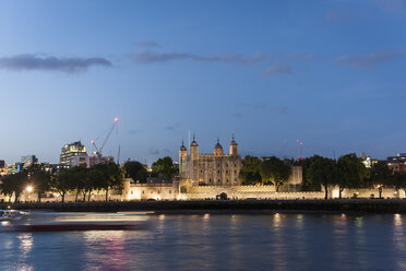 Vereinigtes Königreich, England, London, Fluss Themse, Tower of London im Abendlicht - PAF000937