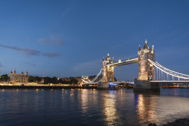 Vereinigtes Königreich, England, London, Fluss Themse, Tower Bridge im Abendlicht - PAF000938