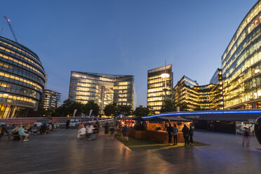 Vereinigtes Königreich, England, London, More London Riverside and City Hall in the evening light - PAF000939