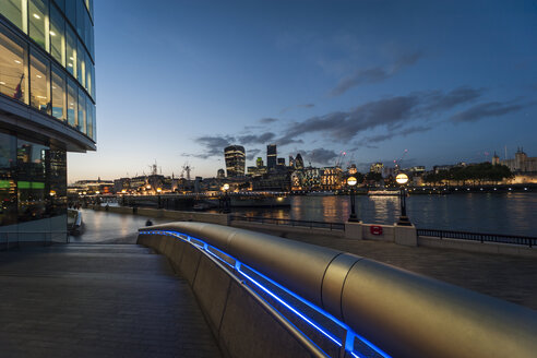 Vereinigtes Königreich, England, London, Themse, Blick auf Hochhäuser, Swiss Re Tower, Tower 42, 20 Fenchurch Street und Tower of London am Abend - PAF000940