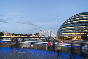 Vereinigtes Königreich, England, London, City Hall, Blick auf Tower of London, Tower Bridge und Themse im Abendlicht - PAF000941