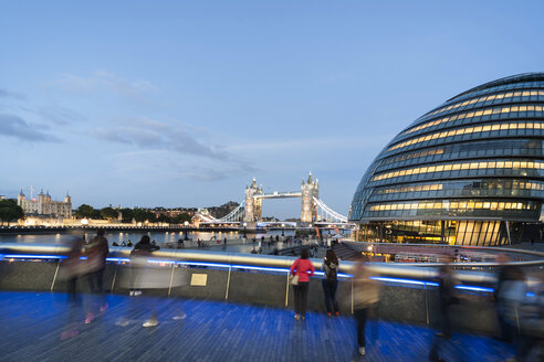 Vereinigtes Königreich, England, London, City Hall, Blick auf Tower of London, Tower Bridge und Themse im Abendlicht - PAF000941