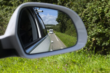 France, Brittany, Department Finistere, Wing mirror of a car, Caravan - LAF001134