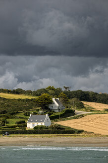 Frankreich, Bretagne, Departement Finistere, Sainte-Anne-la-Palud, Plage de Ty an Quer, stürmische Atmosphäre - LAF001137