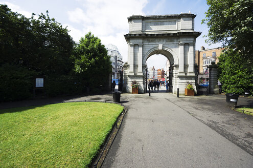 Ireland, County Dublin, Dublin, Southside, Entrance portal to the Park St Stephen's Green - THAF000749