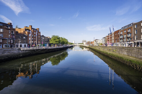 Irland, Grafschaft Dublin, Dublin, Fluss Liffey und Ha'penny Bridge - THAF000732