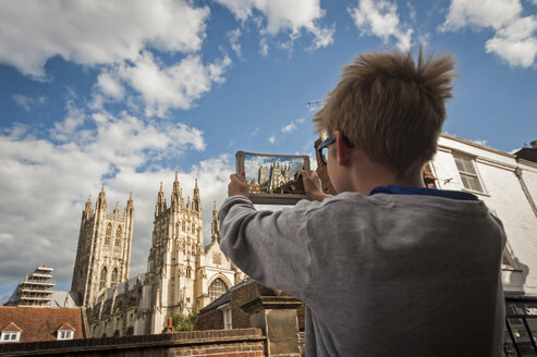 UK, Kent, Canterbury, Junge fotografiert Canterbury Cathedral mit seinem digitalen Tablet - PAF000947