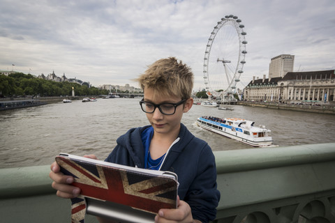 UK, London, Junge, der ein Selfie mit seinem digitalen Tablet macht, lizenzfreies Stockfoto