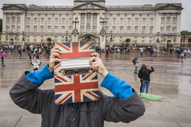 UK, London, Junge steht vor dem Buckingham Palace und versteckt sich hinter seinem digitalen Tablet - PAF000974