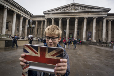 UK, London, Junge steht vor dem British Museum und macht ein Selfie mit seinem digitalen Tablet - PAF000951