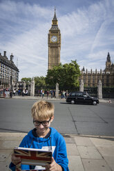 Großbritannien, London, Junge macht Selfie vor dem Big Ben mit seinem digitalen Tablet - PAF000954