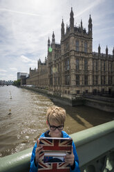 UK, London, Junge steht vor dem Westminster Palace und macht ein Selfie mit seinem digitalen Tablet - PAF000959